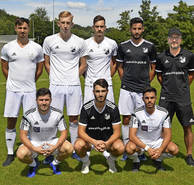 Die Neuzugnge des SV 08  (sitzend von...ackenberger und Trainer Michael Wasmer  | Foto: Privat