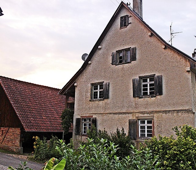 Das alte Vogtshaus soll saniert, die a...d sichtbare Scheune abgerissen werden.  | Foto: Rolf Rhein