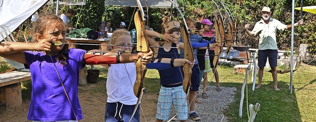 Mit Pfeil und Bogen: Kinder schieen u...eitung von Karl Lay auf Zielscheiben.   | Foto: Horatio Gollin