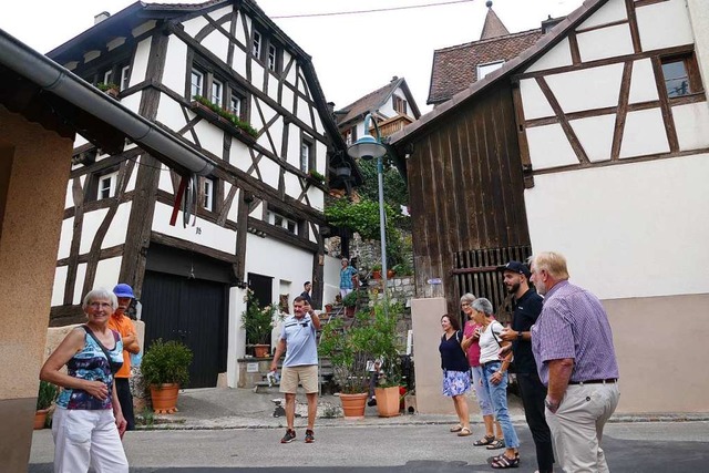 BZ-Leser und Leserinnen erkundeten mit... den historischen Ortskern von Istein.  | Foto: Victoria Langelott