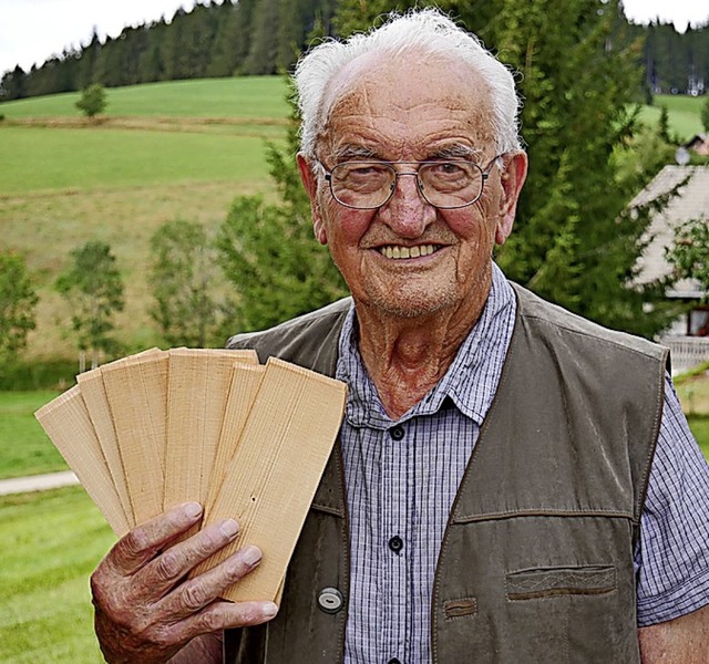 Bernhard Waldvogel mit einer Handvoll Schindeln   | Foto: Eva Korinth