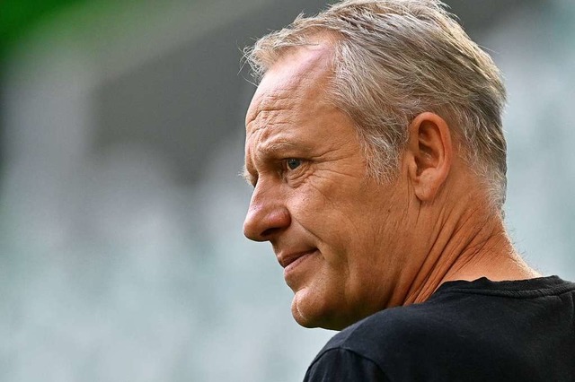 SC-Coach Christian Streich &#8211; hie...ust in Schruns auf den Trainingsplatz.  | Foto: Sascha Steinbach (dpa)