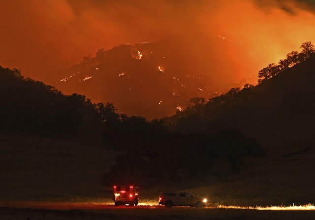 Mehr als 120000 Hektar Wald sind in Kalifornien schon niedergebrannt.   | Foto: Jose Carlos Fajardo (dpa)