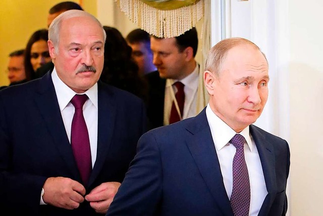 Wladimir Putin (rechts) mit Alexander ... drfte Putin derzeit Sorgen bereiten.  | Foto: MIKHAIL KLIMENTYEV (AFP)