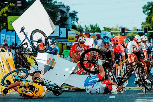 Bergab-Sprint mit fatalen Folgen: Mehr...rletzten sich bei der Polen-Rundfahrt.  | Foto: SZYMON GRUCHALSKI (AFP)