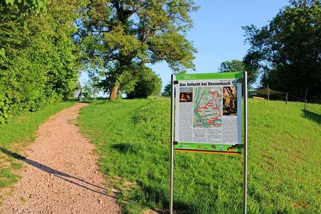 Gleich neben dem Brgersaal beginnt der Gedenkweg an das Gefecht von Dossenbach.  | Foto: Rolf Reimann