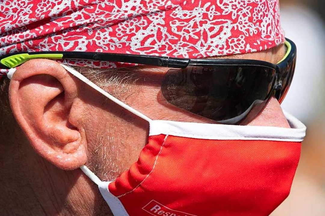 Mann mit Schutzmaske (Symbolbild).  | Foto: Sebastian Kahnert (dpa)