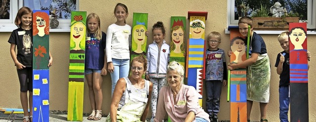 Nach getaner Arbeit: Alle Kinder prse....l.) Lore Pfendler  und Inge Bttner.   | Foto: Erhard Morath