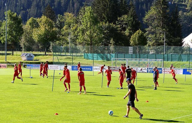 In der Schrunser Postkarten-Idylle ber...&#8211; den VfB Stuttgart &#8211; vor.  | Foto: Achim Keller