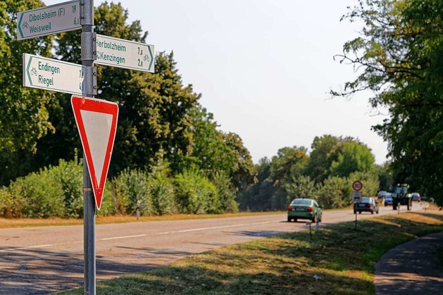 Der direkte Weg ber die Autobahn auf ... der engen Fahrbahn im Brckenbereich.  | Foto: Martin Wendel