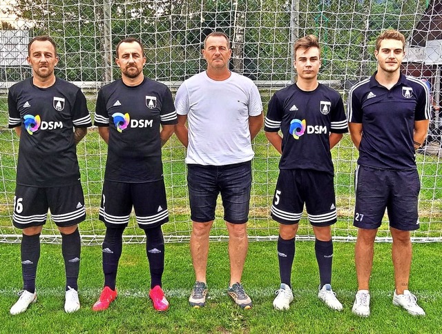 Trainerteam und Neuzugnge des SV Ober... und  Torwart-Trainer Jonas Schneich   | Foto: SV Obersckingen