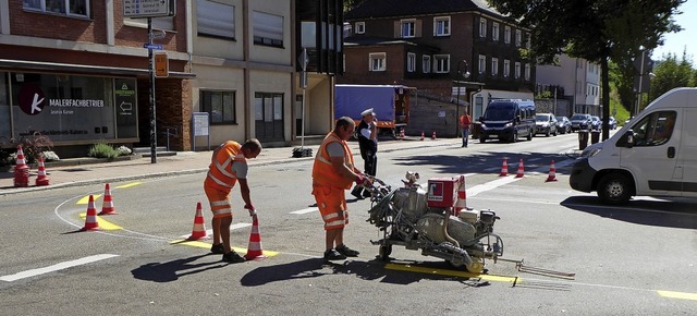 Die Fahrbahn markiert, die alten Schil...er mssen sich in Neustadt umstellen.   | Foto: Peter Stellmach