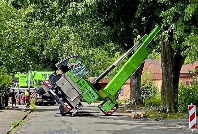 Das htte noch schiefer gehen knnen: ...linstrae ist ein Kranwagen umgekippt.  | Foto: privat