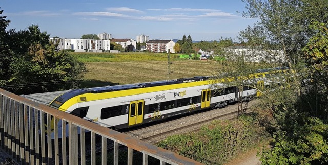 Noch fhrt der Regionalexpress vorbei ...Stadtteil an den Zugverkehr anbinden.   | Foto: Gerhard Walser