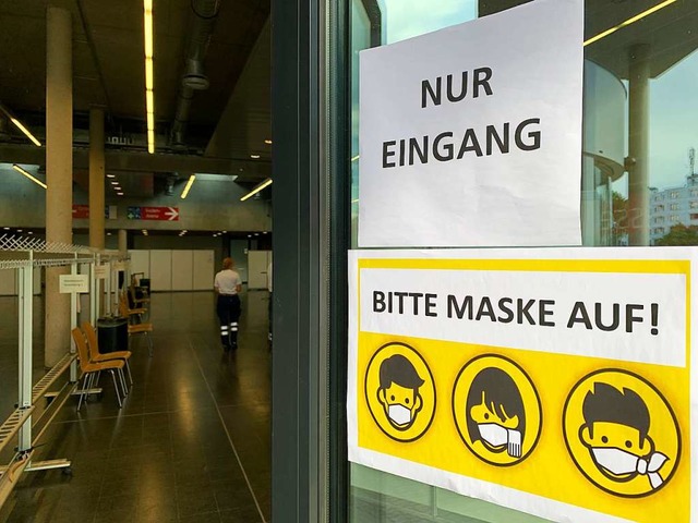 Maske nicht vergessen: Das gilt auch b...a-Teststation im Foyer der Baden-Arena  | Foto: Helmut Seller