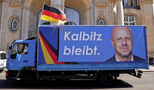 Ein Lkw mit dem Konterfei des ehemalig... fhrt am Berliner Landgericht vorbei.  | Foto: Kay Nietfeld (dpa)