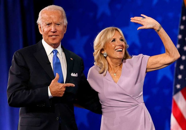 Der demokratische Prsidentschaftskand... Biden mit seiner Ehefrau  Jill Biden.  | Foto: WIN MCNAMEE (AFP)