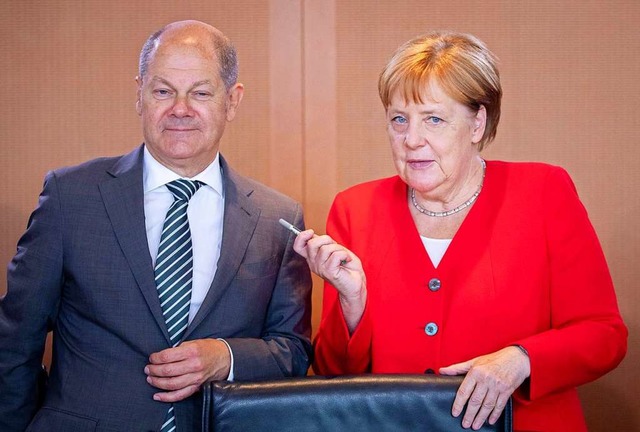 Olaf Scholz und Angela Merkel: Sie sta...erigen Koalitionspartnern neu verteilt  | Foto: Kay Nietfeld (dpa)