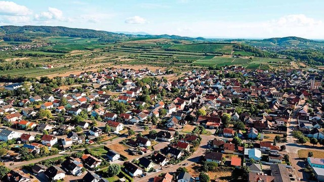 Zwischen Rhein und Reben: Sasbach am Kaiserstuhl.  | Foto: Michael Saurer