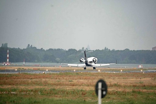 Ein Spezialflugzeug mit dem Kremlkriti...ag im Koma und wird knstlich beatmet.  | Foto: Michael Kappeler (dpa)