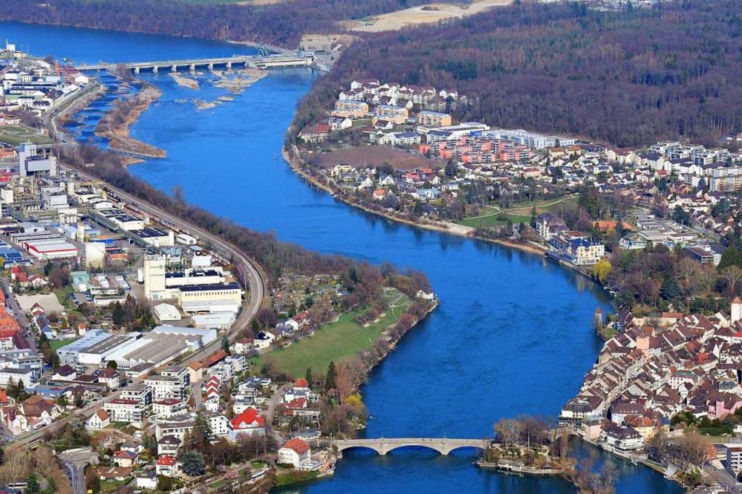 Ein Blick auf Rheinfelden von oben. Zu...st der Rheinverlauf entlang der Stadt.  | Foto: Erich Meyer