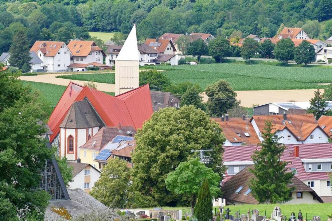 Gutachs Ortsteil Bleibach, aus dem seit kurzem der neue Kirchturm herausragt.   | Foto: Sylvia Sredniawa