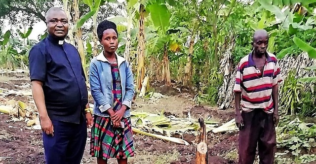 Pater Peter Mubunga Basaliza mit Farmern auf der Bananenplantage  | Foto: privat