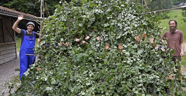 Jugendreferent Andreas Hummel (links) ... mit den Kids einen Unterstand gebaut.  | Foto: Horatio Gollin