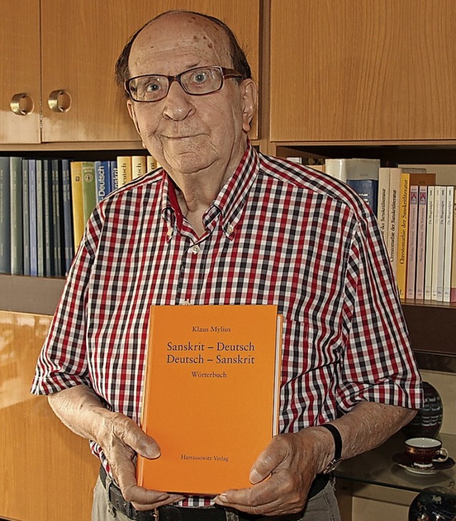 Klaus Mylius mit seinem Standardwrterbuch fr die Sprache Sanskrit.  | Foto: Mario Schneberg