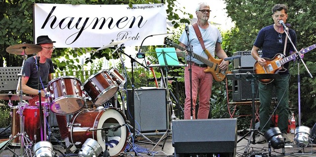 Weit ber den Garten am Bahnhfli hina...e, war die Musik von Haymen zu hren.  | Foto: Rolf Reimann