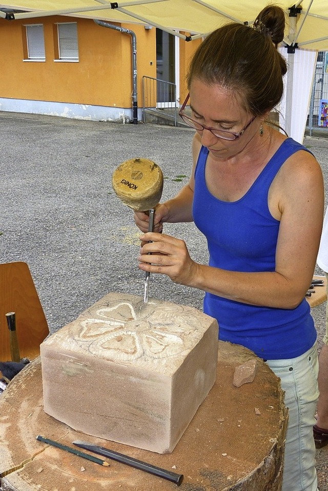 Stein von Hand zu bearbeiten, erforder...aft, sondern auch Ausdauer und Geduld.  | Foto: Aribert Rssel