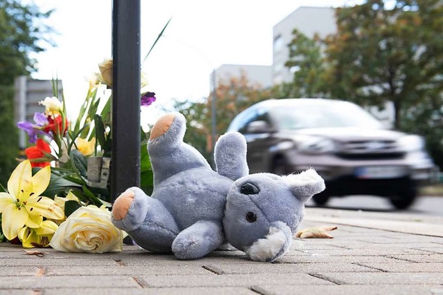 Am Tag danach liegen Blumen und ein Te...r Haltestelle, an der der Junge starb.  | Foto: Sebastian Kahnert (dpa)