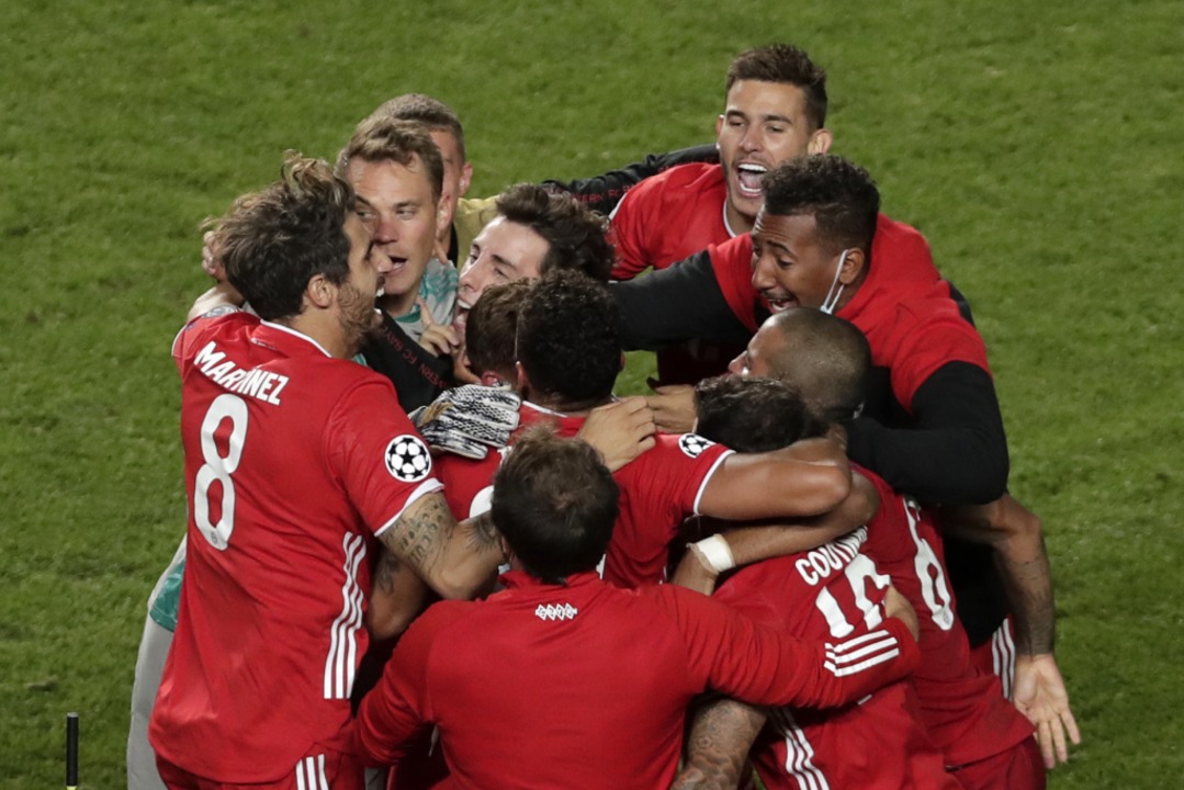 Die Bayern-Spieler feiern den Sieg  | Foto: MANU FERNANDEZ (AFP)