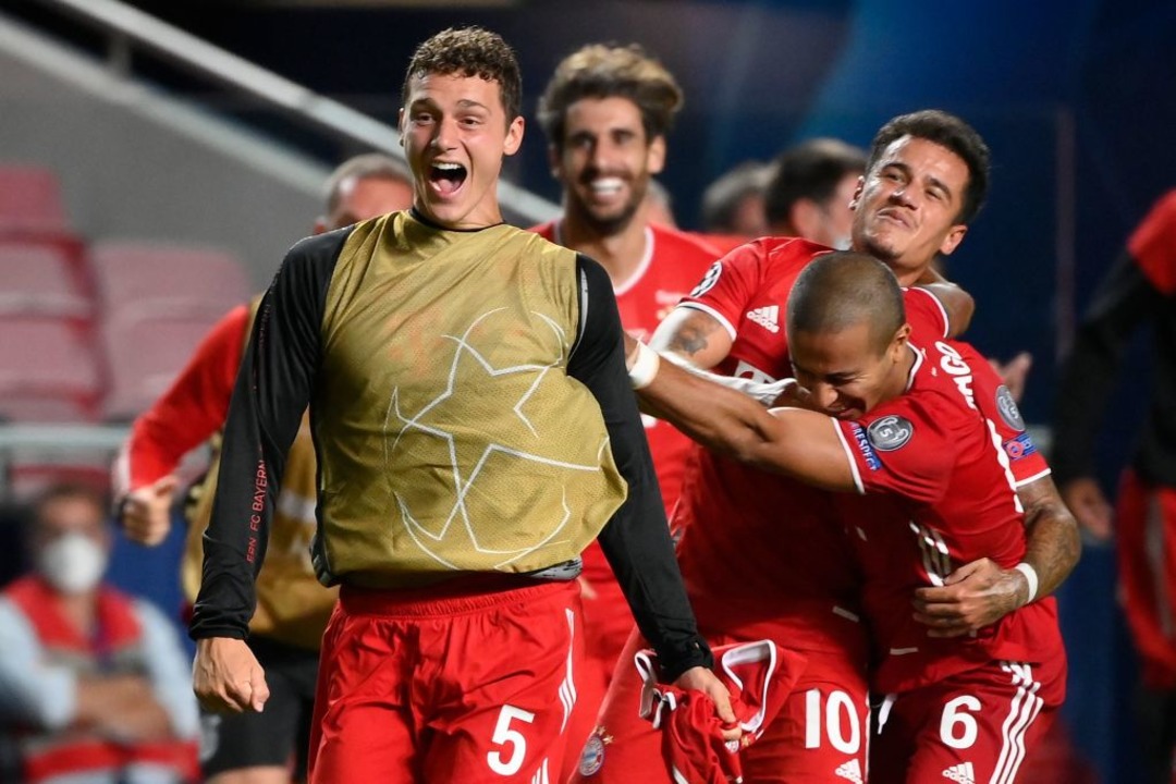 Die Bayern-Spieler feiern den Sieg  | Foto: LLUIS GENE (AFP)