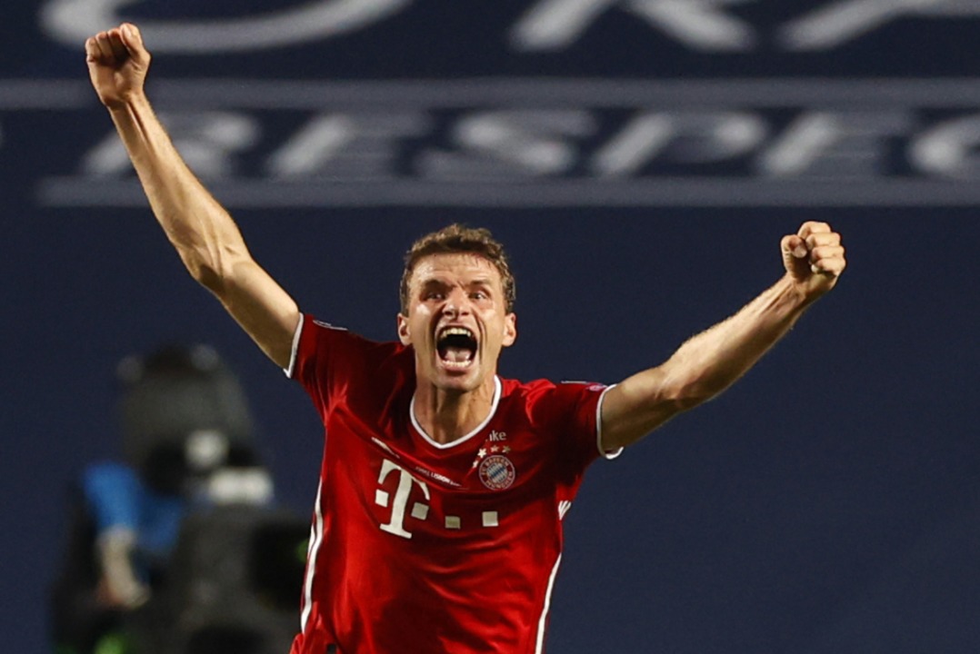 Die Bayern-Spieler feiern den Sieg  | Foto: MATTHEW CHILDS (AFP)