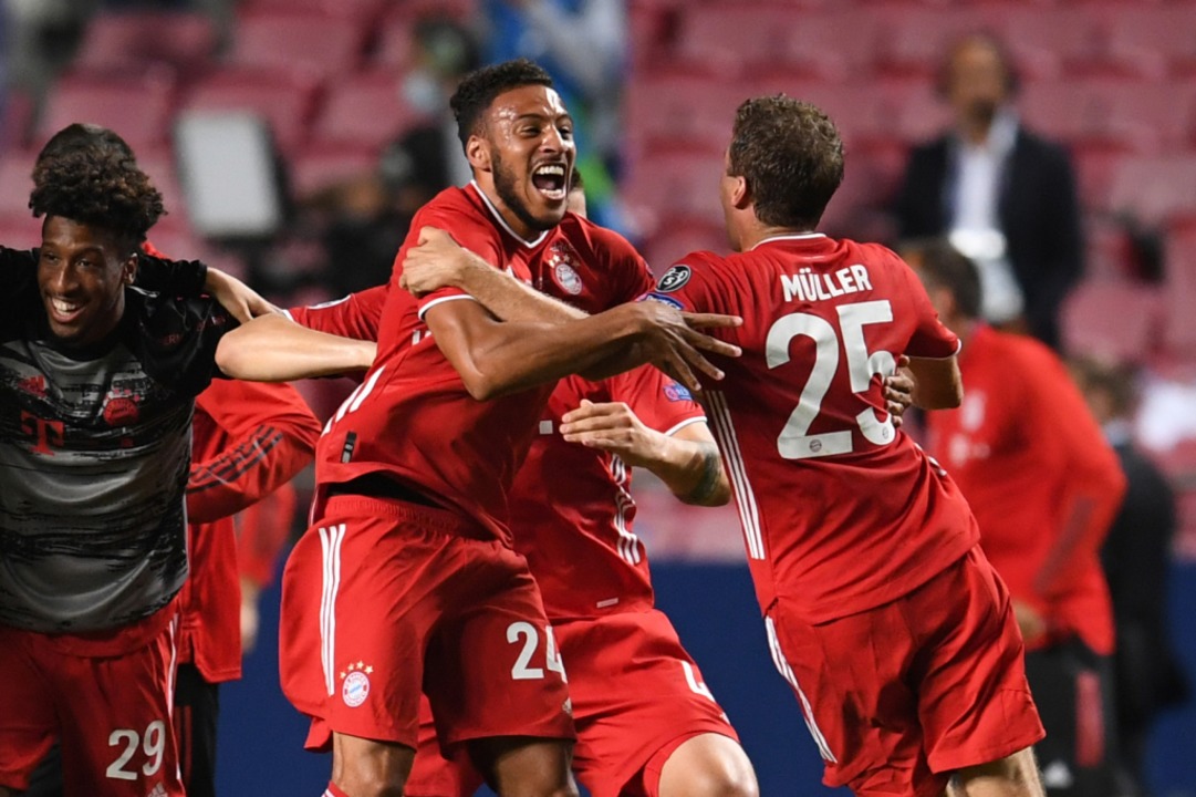 Die Bayern-Spieler feiern den Sieg  | Foto: DAVID RAMOS (AFP)