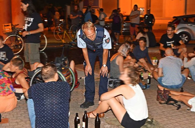 Junge Menschen auf einem Platz in Frei...ungskrfte auf die Gruppe einzuwirken.  | Foto: Rita Eggstein