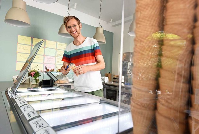 Johannes Dilger hat seine Eisdiele mit Caf im Juli erffnet.   | Foto: Rita Eggstein
