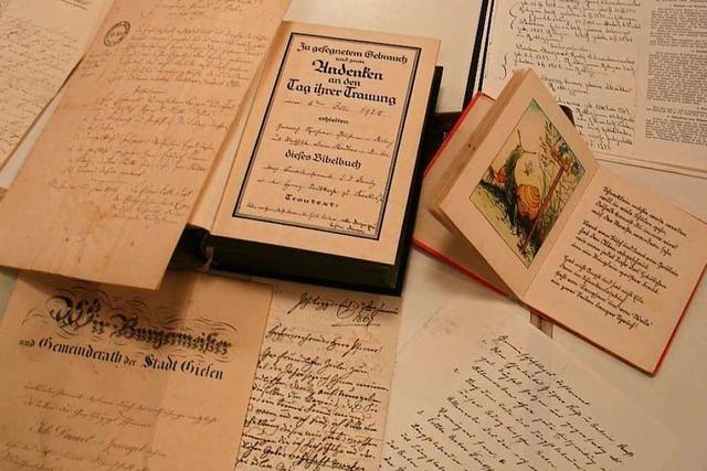 Studierende suchen alte Briefe von deiner Oma, um alte Schriften zu entziffern