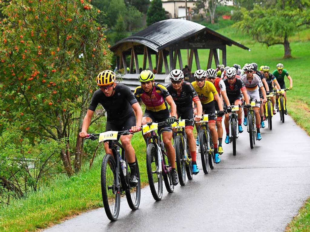 Die Fhrungsgruppe verlsst die Holzschlger Radbrcke.