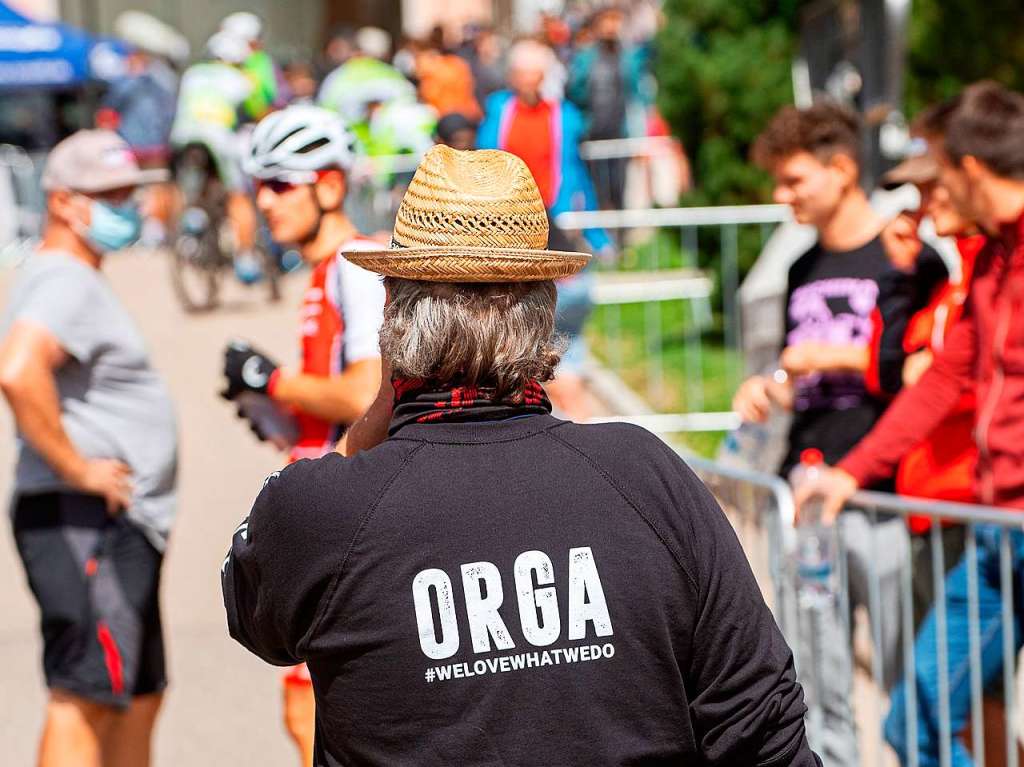 xl Riesterer vom Orga-Team schaut, dass die Fahrer die Maske nach der Zieleinfahrt wieder tragen.