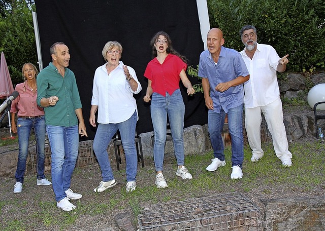 Ohne vorgegebenen Text, Requisiten und... Auftritt im Biergarten der Cinemaja.   | Foto: Dagmar Barber