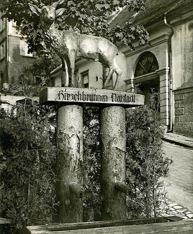 Die  Figur vom Hirschenbrunnen wurde 1964 gestohlen.  | Foto: Roland Weis