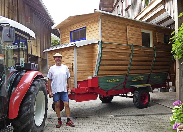 Peter Binkert steht vor seinem selbstgebauten Wohnwagen .  | Foto: suedkurier