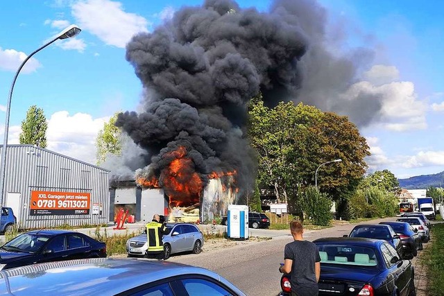 Bevor die Feuerwehr eintraf, stand die Wellblechgarage voll in Brand.  | Foto: Ralf Burgmaier, Markus Schwendemann