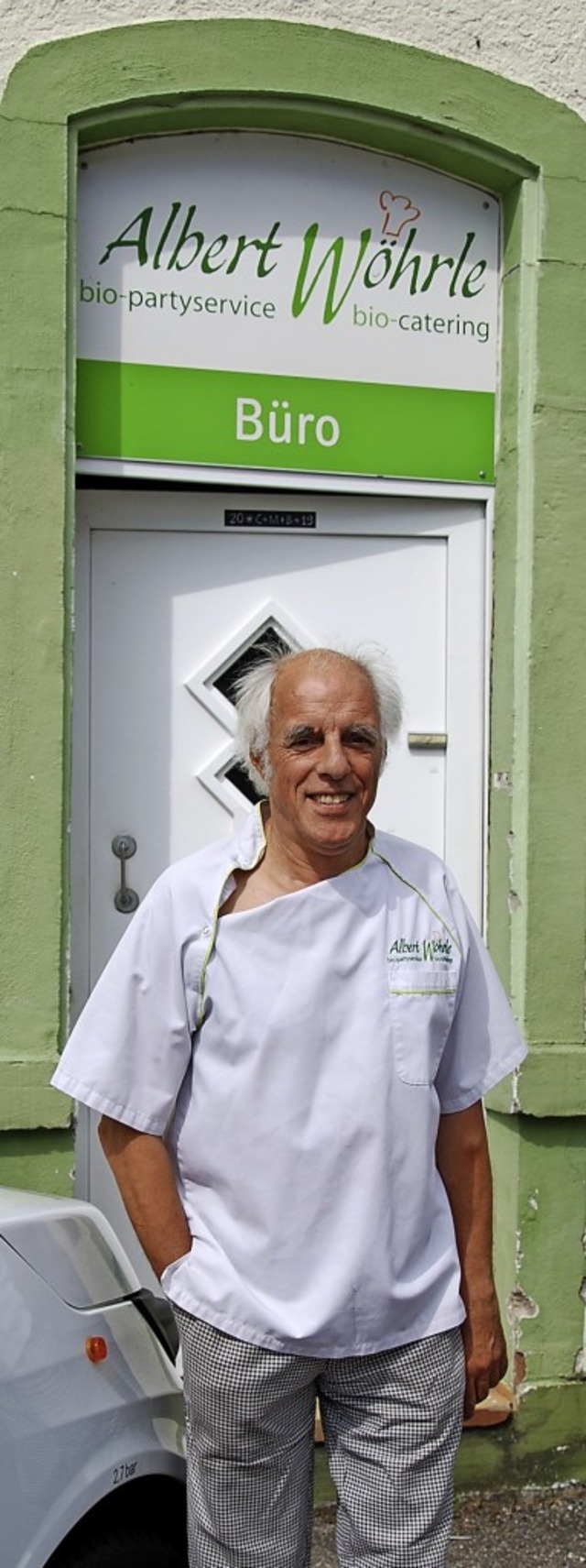 Albert Whrle vor seinem Bio-Catering-...ach, den er nun in jngere Hnde gibt.  | Foto: Dorothea Scherle