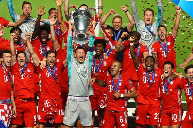 Die Mannschaft um Kapitan Manuel Neuer feiert den Titel  | Foto: Julian Finney (dpa)