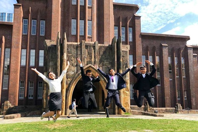 Auf dem Spring-Bild ist Tang Chi an de...t Tokyo zu sehen (zweiter von rechts).  | Foto: privat