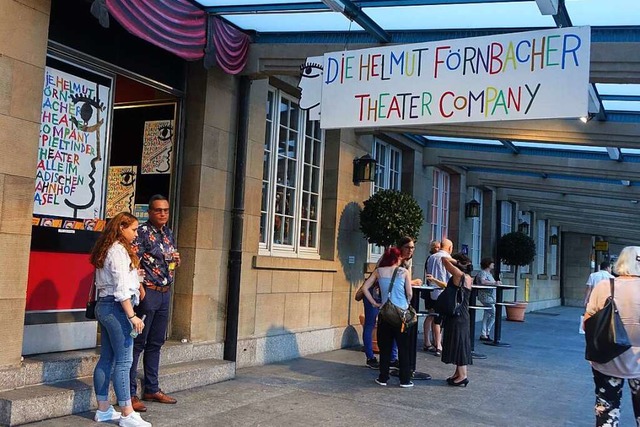 Letzte Saison am Badischen Bahnhof: Di...it Stehtischen nach drauen erweitert.  | Foto: Roswitha Frey