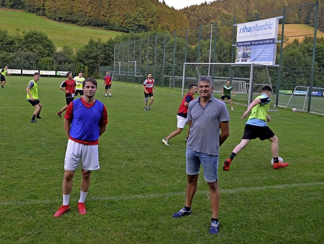 Der neue Co-Trainer Jan Wernet (links)...tis (vom SV Biederbach beim Training.   | Foto: Nikolaus Bayer